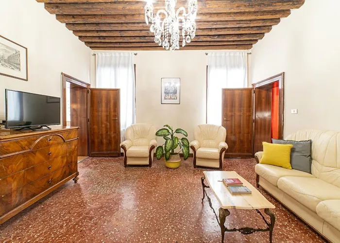 Apartment In A Historic Venetian Building